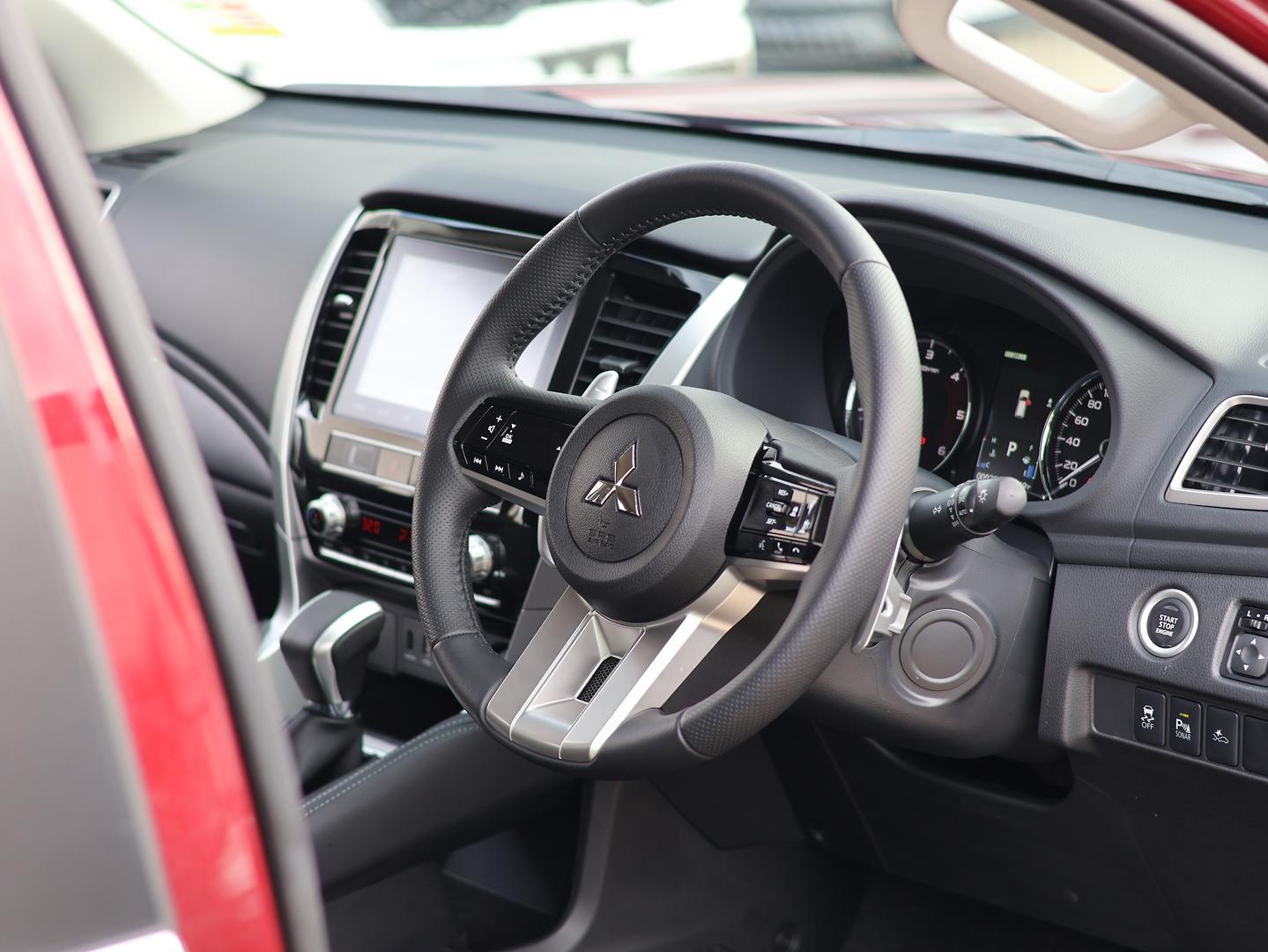 Mitsubishi Pajero Sport image 2