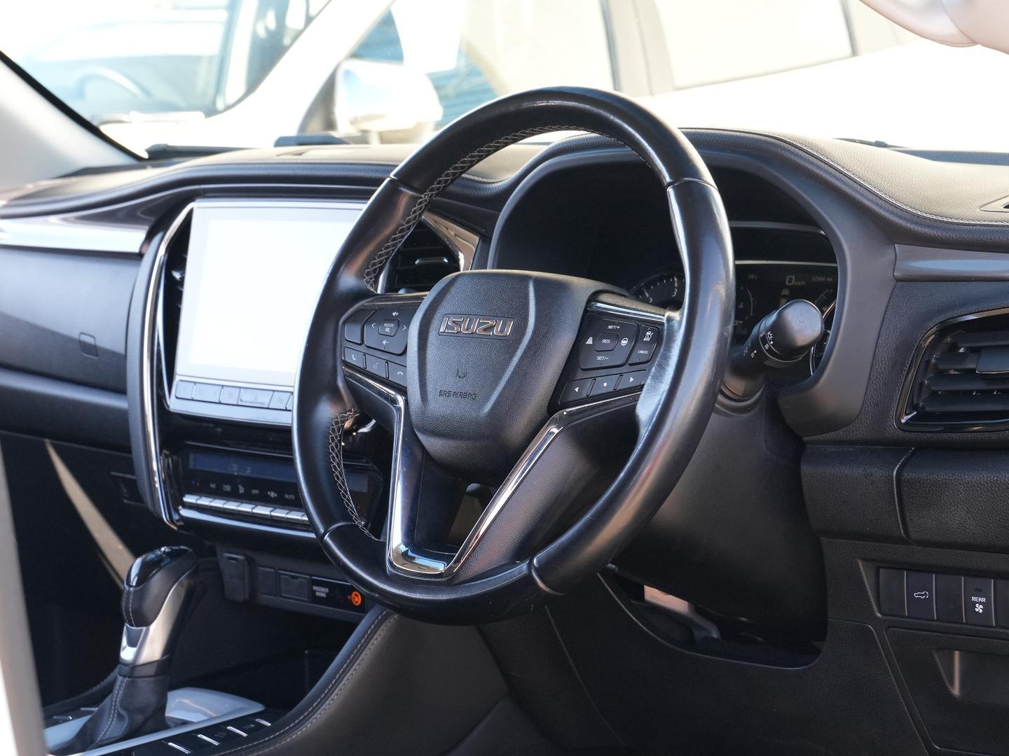 Isuzu Mu-x image 2