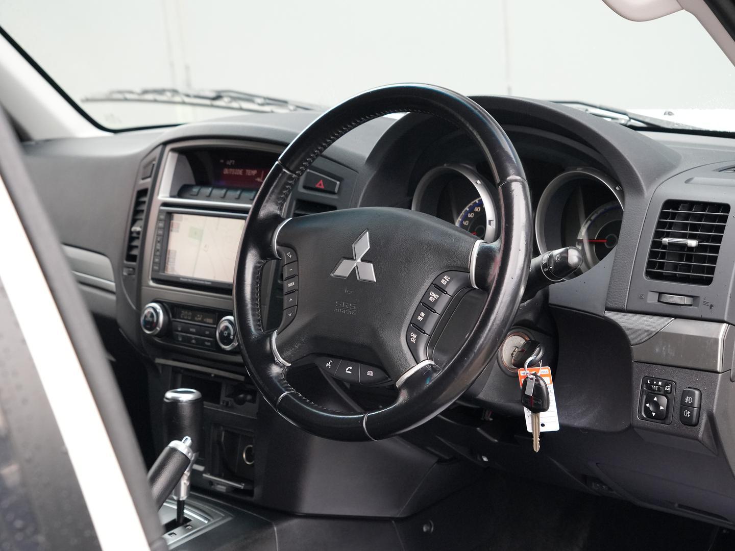 Mitsubishi Pajero image 2