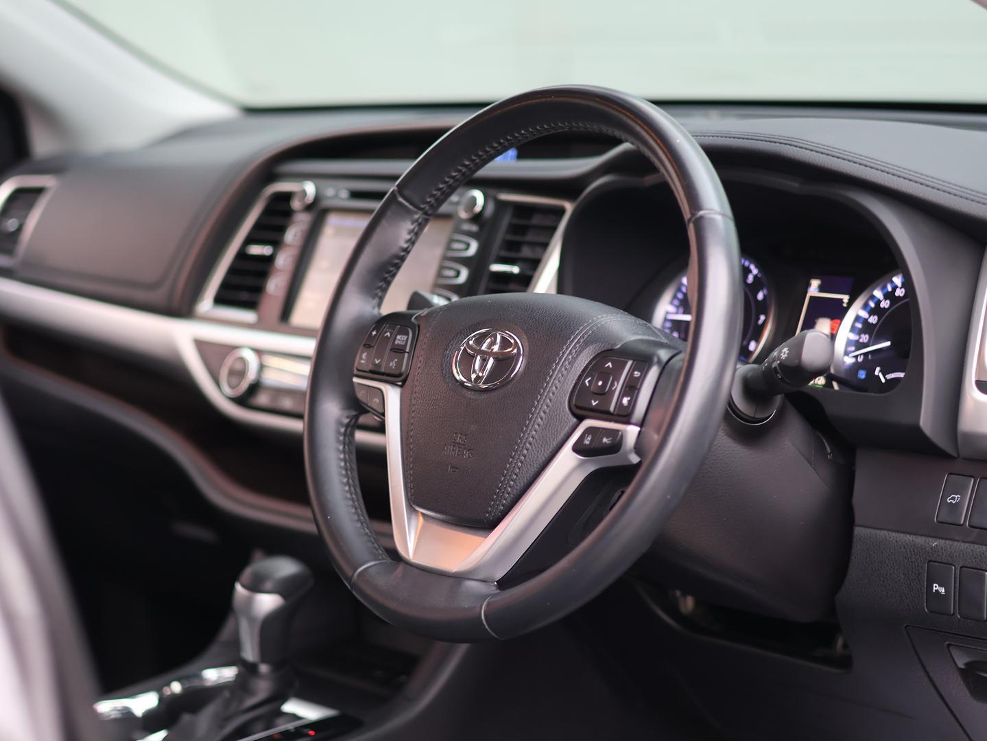 Toyota Kluger image 2